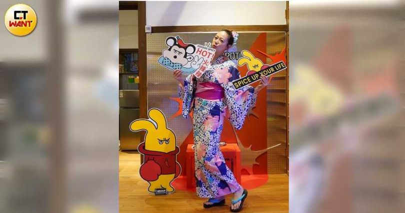 DoGa辣味零食專賣店內設有打卡點，可以用花蓮米老鼠與品牌吉祥物「DoGa」的打卡板留下有趣回憶。（圖／魏妤靜攝）