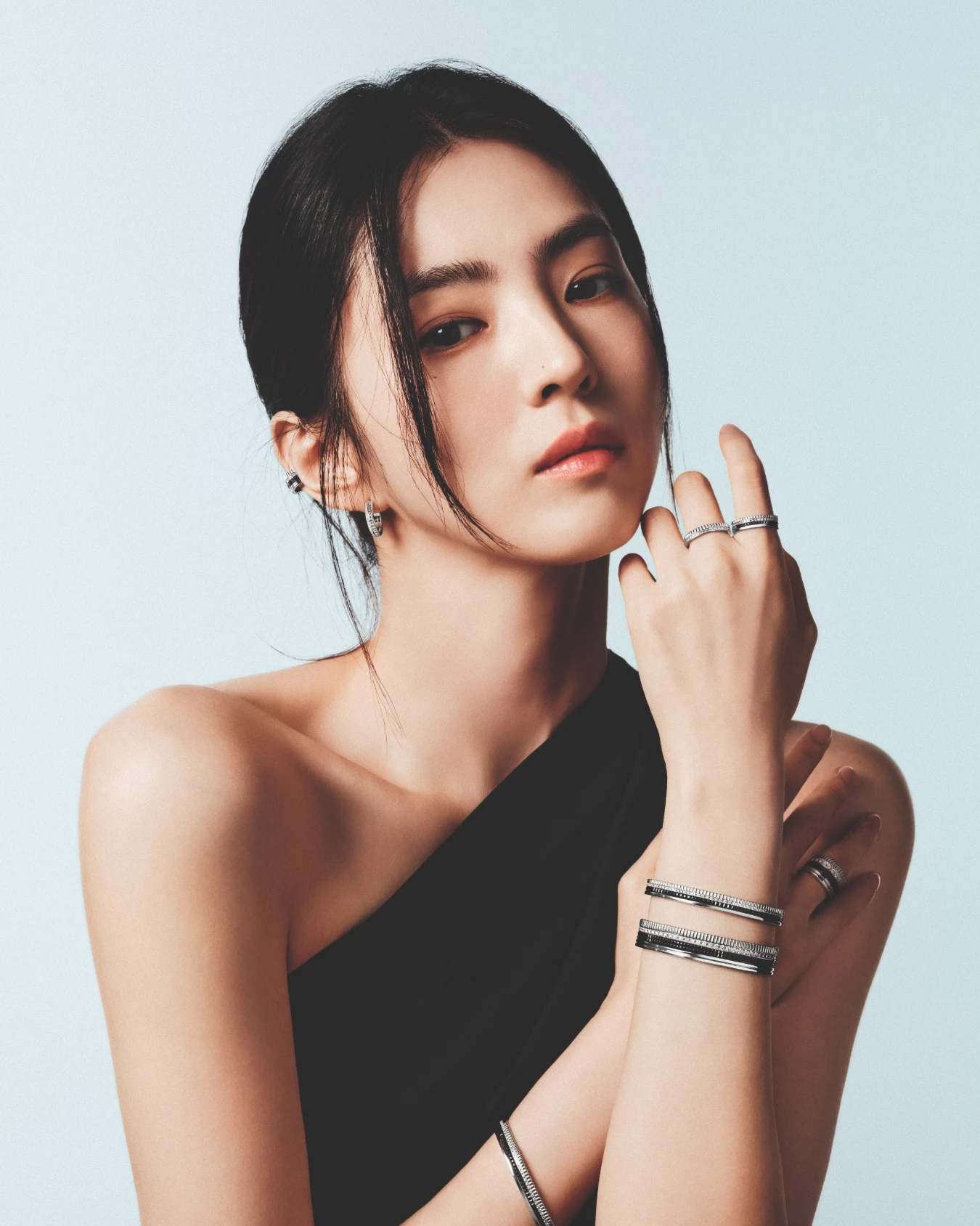 2026年，寶詩龍為這個經典系列帶來全新的「Quatre is getting mini」篇章，推出迷你版本。新的 Mini 戒指保留四大標誌性紋樣，但整體比例更為纖細，比既有窄版戒指更加輕巧。系列包含 Quatre Classique Mini 與 Quatre Black Mini 等版本，材質依然結合白金、黃金與玫瑰金，並搭配棕色或黑色 PVD 塗層與鑽石鑲嵌。尺寸縮小後，戒指在視覺上更適合日常疊戴，也讓整體風格更貼近當代珠寶搭配趨勢。同時，Quatre Black 系列亦新增窄版手環，延續強烈的幾何線條設計。此次形象廣告由韓韶禧、Daisy Edgar-Jones 與 Dilan Çiçek Deniz 共同演繹，強調即使尺寸縮小，設計力量依然存在。對於首次接觸寶詩龍的族群而言，Mini 系列或將成為不後悔的百搭選擇。