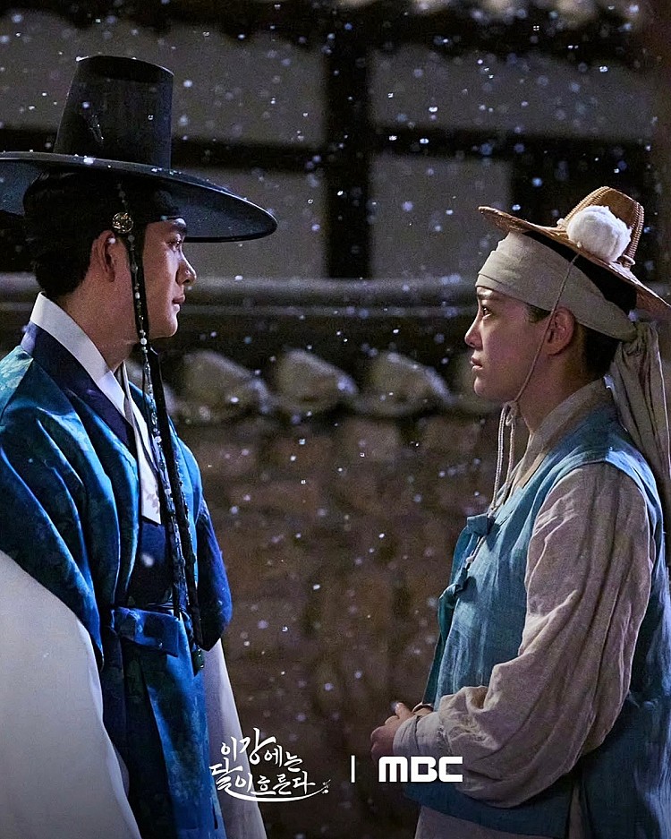 《月亮在江邊流淌》除了集結集結許多影劇熱門元素，更加入了「交換靈魂」的萬年不敗梗，「無賴世子」與「失憶女商人」因一場意外交換靈魂，從此不得不從彼此的立場出發理解對方、面對命運，進而獲得自我成長，並萌生一段戀情。