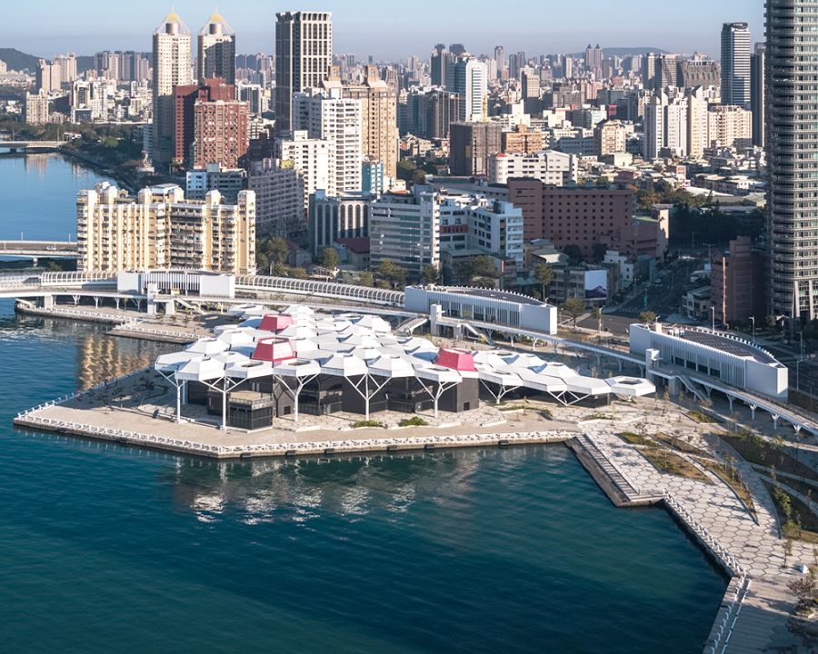 作為亞洲新灣區的指標性建築地標之一，高雄流行音樂中心（Kaohsiung Music Center，簡稱：高流）於 2011 年開幕後，不僅舉辦多場典禮與演唱會，也藉由串連一旁的地標「愛河」，舉辦多場活動，成為國際級的重要地標建築。高流建築群包括：海風廣場、音浪塔（室內大型表演場館）、鯨魚堤岸（小型展演空間），以及珊瑚廣場（複合式商業空間）等。