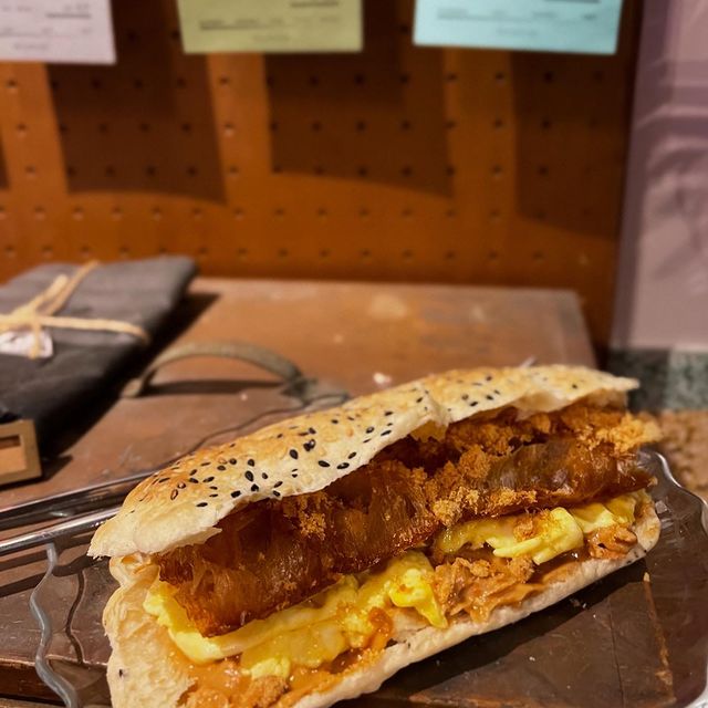 台南酒吧推薦》精選7間隱身巷弄內的台南特色酒吧，尋找府城微醺時光！