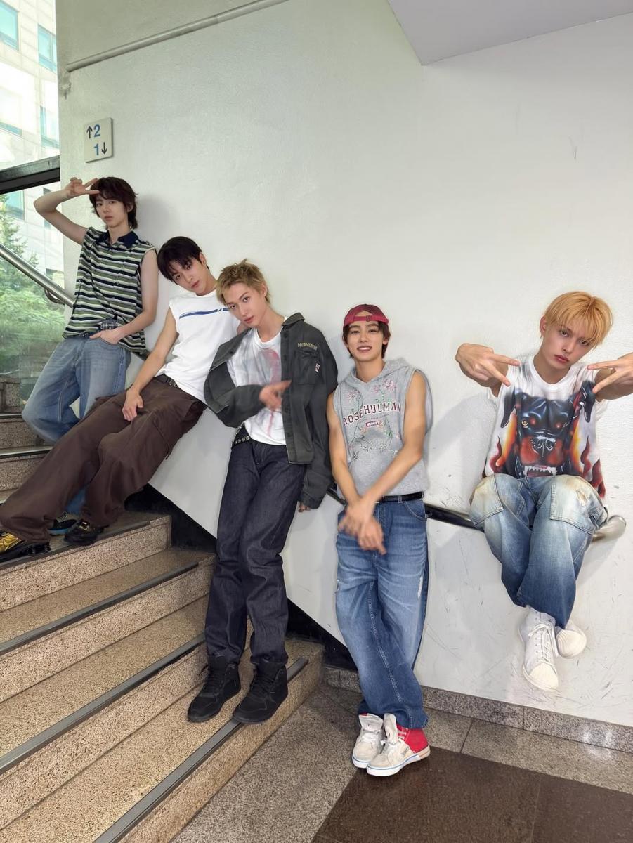 團名「CORTIS」的命名是來自「Color Outside The Lines」不規則拼取的六個字母，象徵「跳脫框架，自由創作」的精神 。