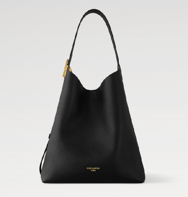 通常以黑、灰、白...等俐落色系造型出場的佘詩曼，因應主播及記者的專業身份，時常需要一款既能收納必備品，又能展現自然鬆弛美感的手袋。而LV這款「Low Key」Hobo包，正好符合他的需求。