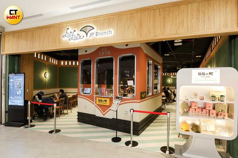 門口處的火車頭造型吧台營造出如旅途中轉站的氛圍，時常吸引民眾拍照。（圖／林士傑攝）