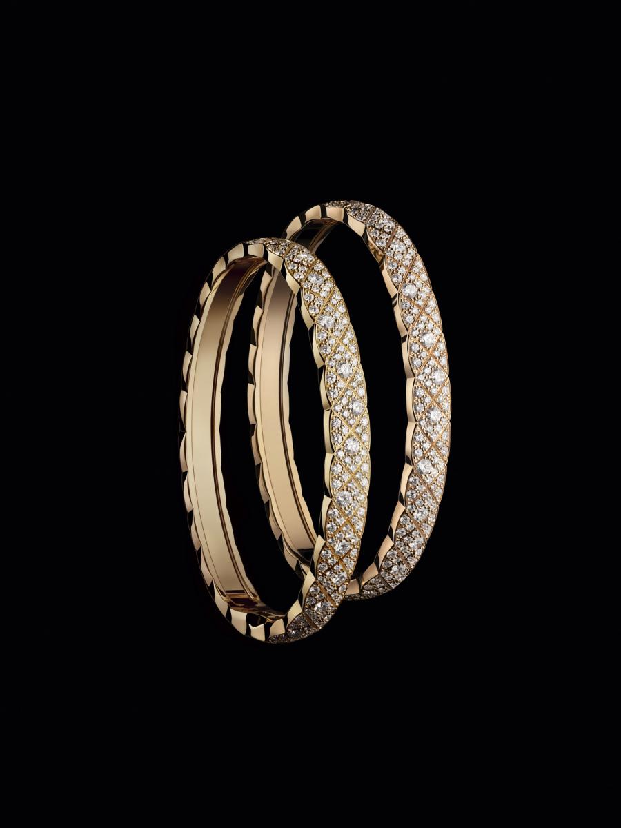 Coco Crush 初登場時，並非為了追逐短期流行而生。系列以香奈兒經典菱格紋為核心，將2.55包款的符碼轉譯為可被日常佩戴的高級珠寶語言，卻刻意避開具象敘事與過度裝飾。早期款式集中於戒指與手環，通路布局相對保守，甚至一度未進入美國市場。這樣的策略，使它在起初更像是一條「給懂的人」的珠寶線，而非話題製造機。正如外媒《WWD》提及，香奈兒腕錶暨珠寶總裁 Frédéric Grangié 形容：「這是一條被低度開發、且極度聚焦核心語彙的系列」。也因此，Coco Crush 的成長並非仰賴一次性的市場爆點，而是透過設計邏輯與佩戴體驗的長期累積逐步成形。香奈兒高級珠寶創意工作室將菱格紋拆解為圓角方形比例、K 金鐫刻切線與扇形飾邊，建立高度一致的視覺語言，讓每一件作品即使單獨存在，也能一眼辨識。這種「慢熟」節奏，逐漸形塑出「可以天天佩戴的高級珠寶」直覺，也為日後的全球擴張保留了足夠的彈性與深度。