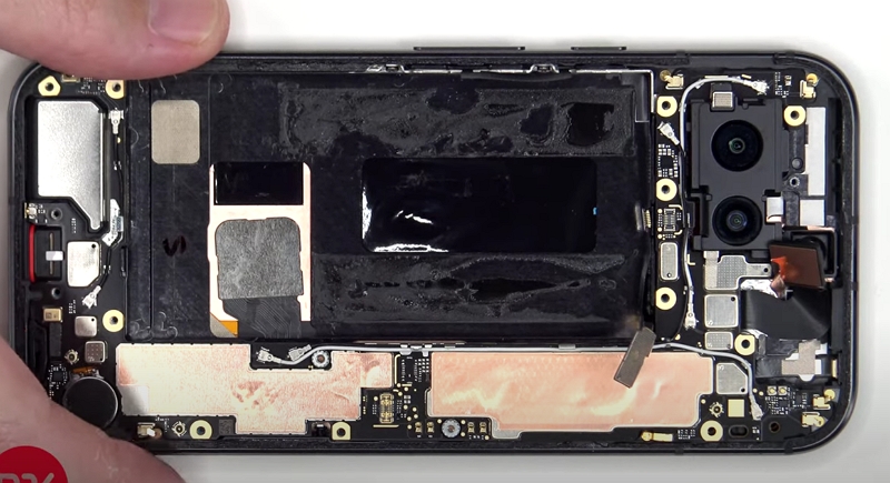 Google Pixel 8a 拆解影片出爐：可維修分數高，Tensor G3 晶片卻沒有搭配均溫板被質疑散熱能力