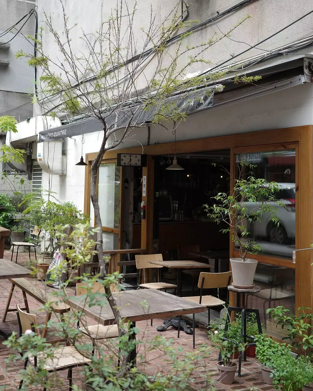 餐點結合法式結構與日式細膩，煙燻鮭魚班尼迪克蛋與酸種麵包早午餐盤，展現視覺與味覺的平衡。近年夜晚轉換為餐酒型態「Le Soir」，主理人甚至不定期推出超可愛主題市集、店內迷你展，讓「NUMÉRO QUATRE」成為松菸巷弄中最具生活感的存在。