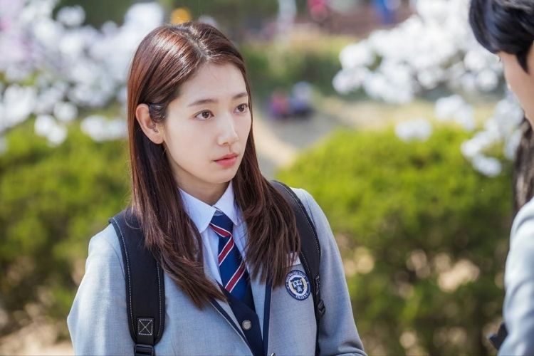 儘管市面上保養品百百種，但是朴信惠還是推崇 Less is More 的「減法保養」，她提到喜歡讓保養步驟保持簡單自然，這樣不僅能輕鬆持之以恆，也能讓肌膚專注吸收真正需要的成分。