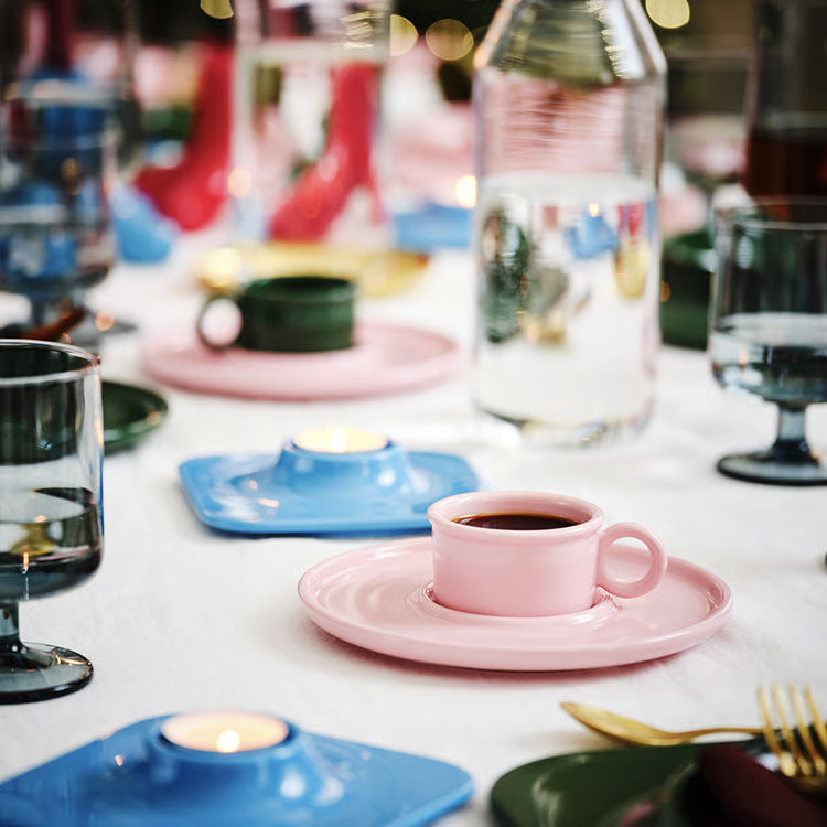 「VINTERFINT 2025 咖啡杯」，則蘊藏著他童年的私密記憶，靈感來自祖母在聖誕時總端上滿桌烘焙點心的場景。