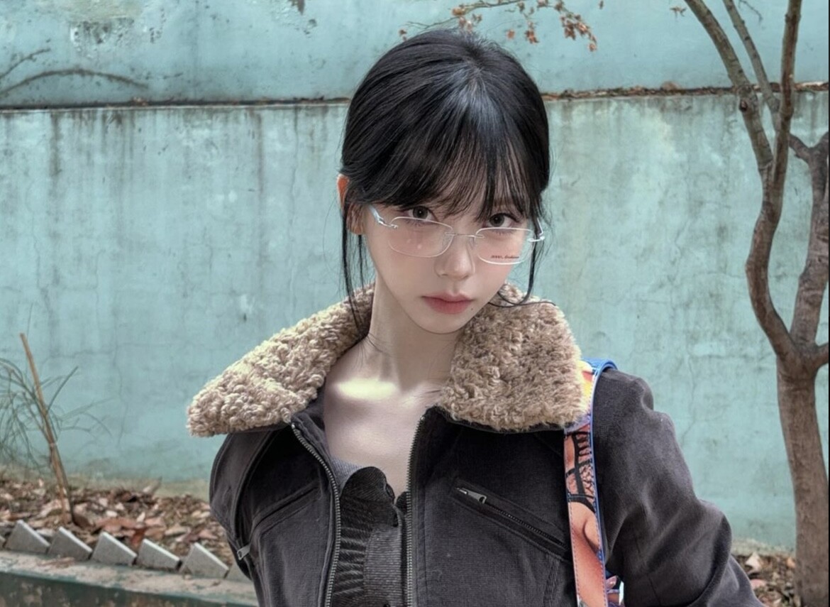 2024復古眼鏡時尚：韓星都在戴的「無框眼鏡」連Jisoo都上身、豹紋框再流行！