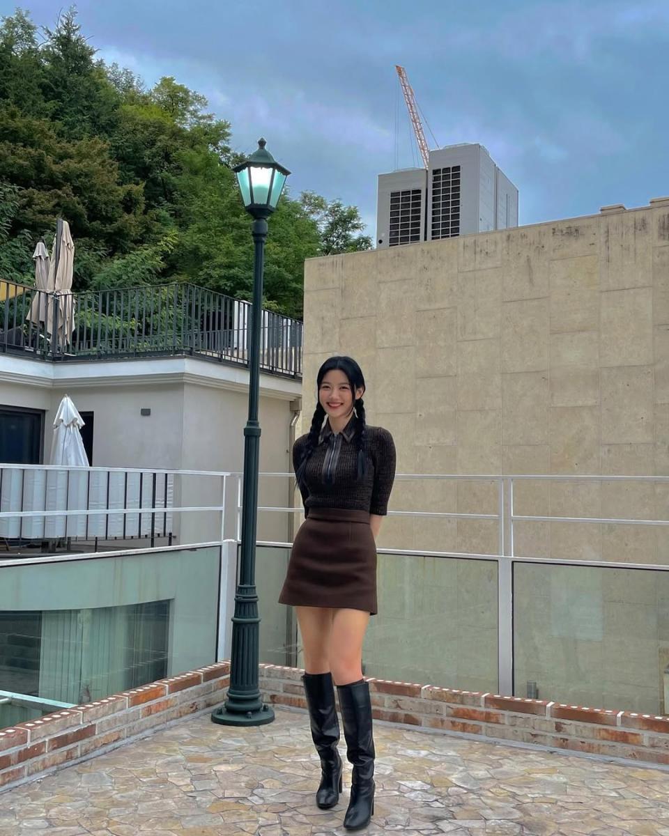 金裕貞在私著中運用一雙及膝寬筒靴做搭配，該靴型不只可以遮小腿肚子，同時還能藉由及膝的特性，達到腿直的視覺效果。