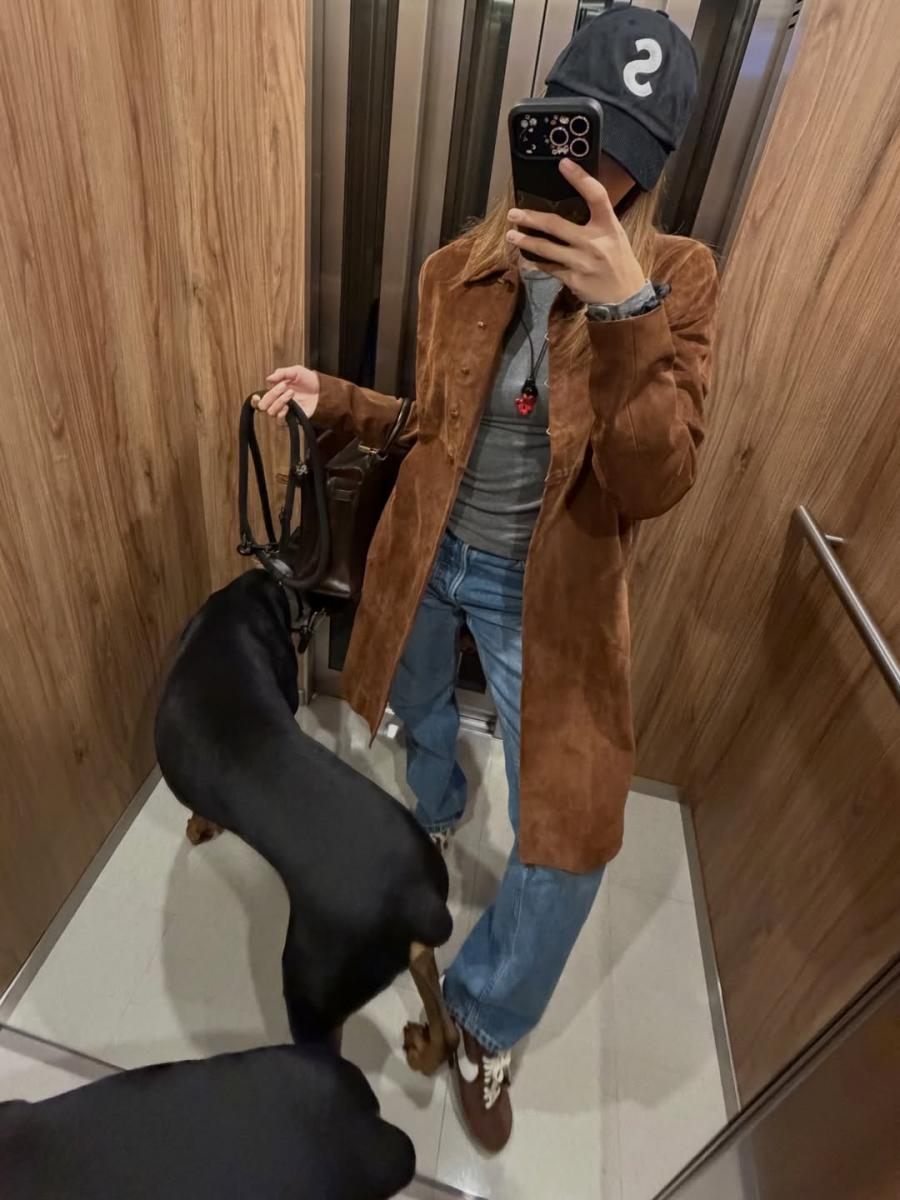 再一次私下的穿搭中，Lisa 巧妙運用一件棕色長大衣做搭配，內裡則以低飽和度的灰上衣及牛仔褲做點綴，細節上她挑選同樣色系的 Nike 球鞋做呼應，運用美拉德色系為重點，完成了一套既日常又時髦的搭配。