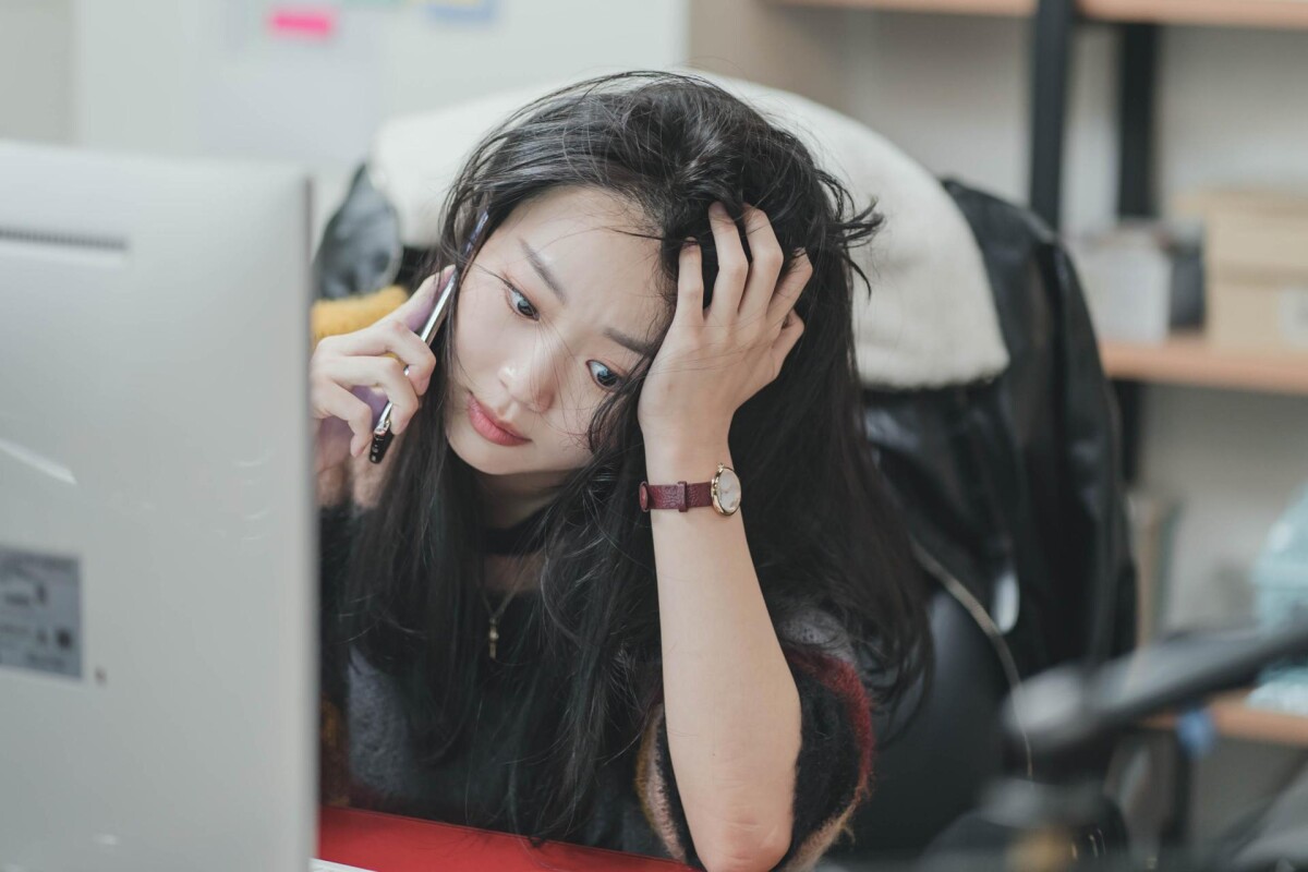 老闆不要看！「上班摸魚技巧」大賞TOP7：保持皺眉、扶額、時不時嘆氣，「這招」是精髓