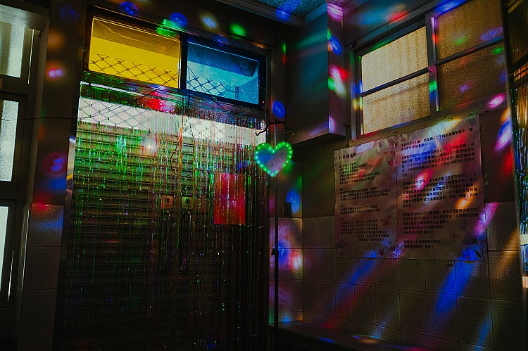 《診所樂園》來自德國的跨領域藝術家賴魯犇（Ruben Rübe）將燈光改造「林信義內兒科診所」的候診室與舊醫療器械，並透過聲音與互動裝置，營造沉浸、趣味的異世界，藉此反思兒時看病的記憶與恐懼。