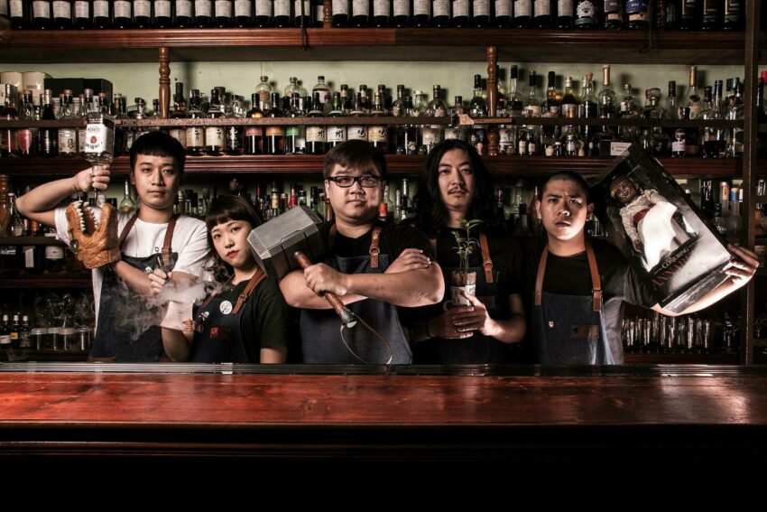 台南酒吧推薦》精選7間隱身巷弄內的台南特色酒吧，尋找府城微醺時光！