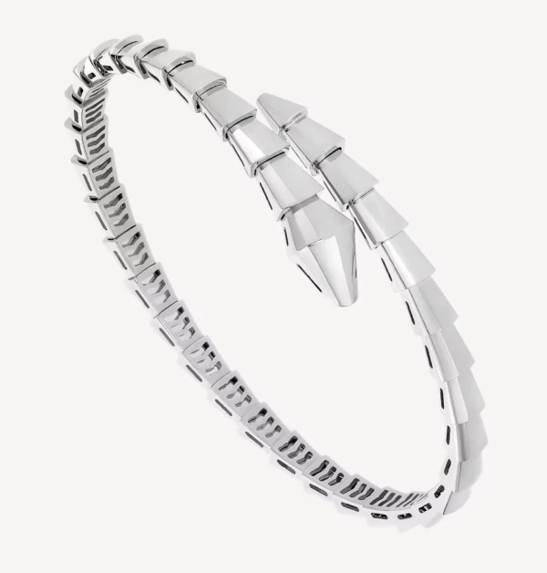 融合極簡與奢華，以層疊的六角形鱗片精妙連結，賦予金屬靈動的生命力。流暢的曲線設計，不僅貼合手腕，更彰顯建築般的結構美學。（商品價格約：NTD 247,800）