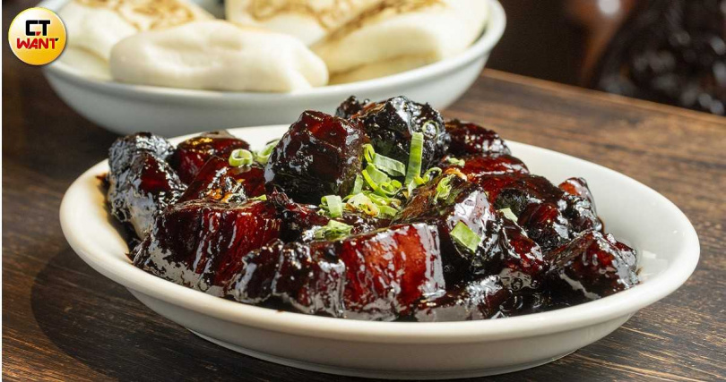 加入冰糖、黃酒與老抽以特定比例燒製的「古法家傳紅燒肉」，一抿就化掉了，可搭配烙印虎頭、寓意「虎咬豬」的刈包品嘗。（338元，＋虎咬豬60元／4個）