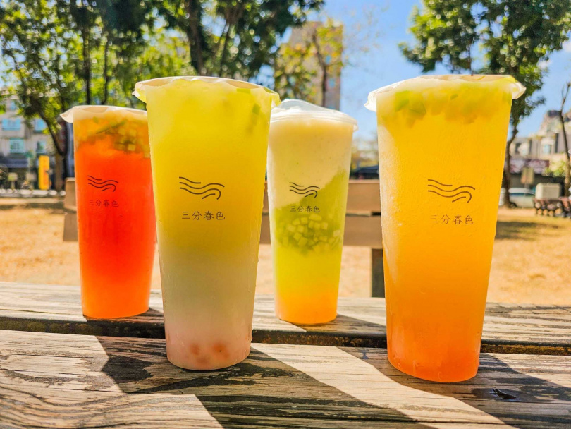 三分春色推出四款青蘋果系列飲品，「青蘋果朵朵」、「青蘋果可爾必思」、「青蘋果粒綠茶」、「青蘋果粒紅茶」。