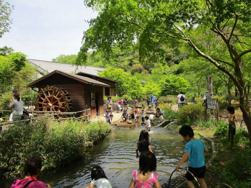 享受沁涼小溪與水車聲的美好夏日時光，適合大人小孩同樂。（圖／夕焼け小焼けふれあいの里提供）