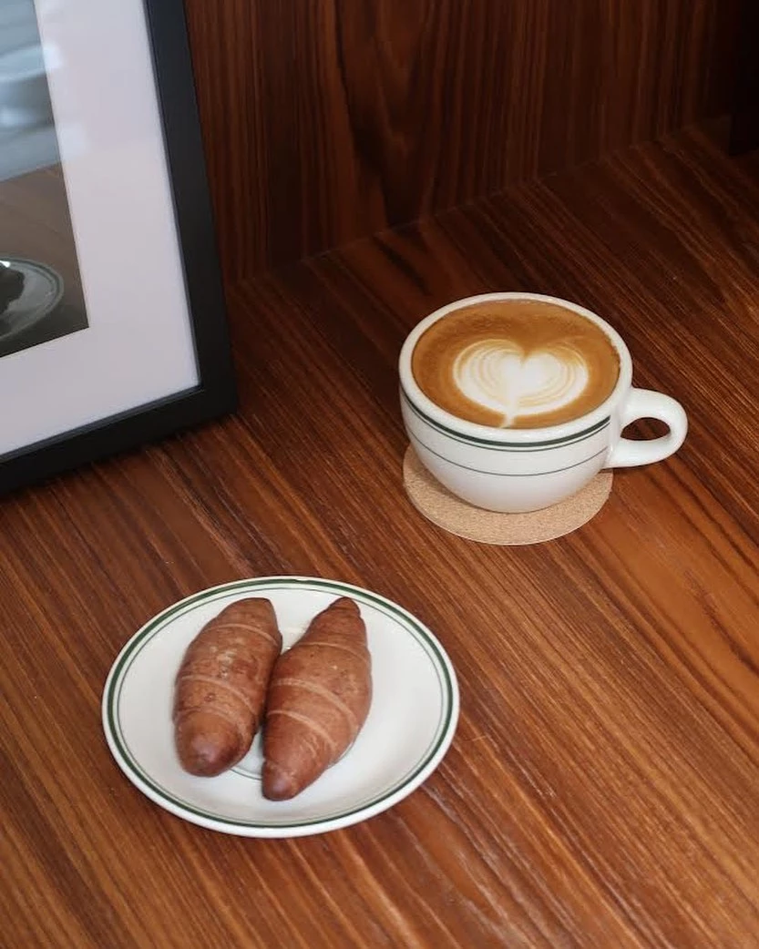 餐飲表現同樣細膩，從層次濃郁、香氣柔和的拉花拿鐵，到外酥內軟的鹽可頌與手工巴斯克，每一道都兼顧視覺與味覺平衡。大片落地窗灑落的自然光，讓 TROPO 成為松菸周邊最適合獨處或工作的一隅。