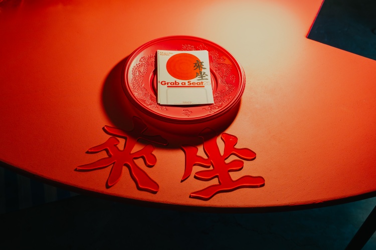 以台灣辦桌文化為靈感的跨國行動展演計畫 《來坐 grab a seat》，第一站於紐約展開，第二站延伸至嘉義「慈龍寺」