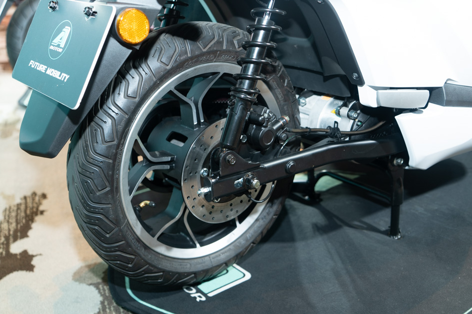 配備 13 吋 MICHELIN CITY GRIP 輪胎