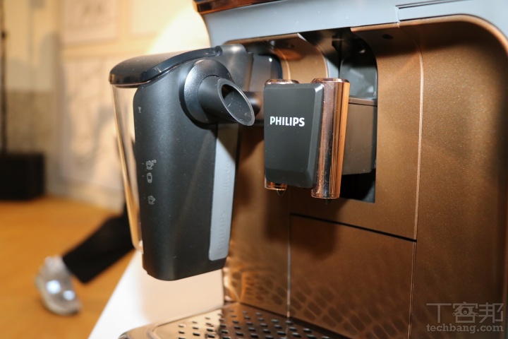 飛利浦 LatteGo EP5447 全自動義式咖啡機發表！首創無管線奶泡系統，攜日藝術家長場雄跨海聯名