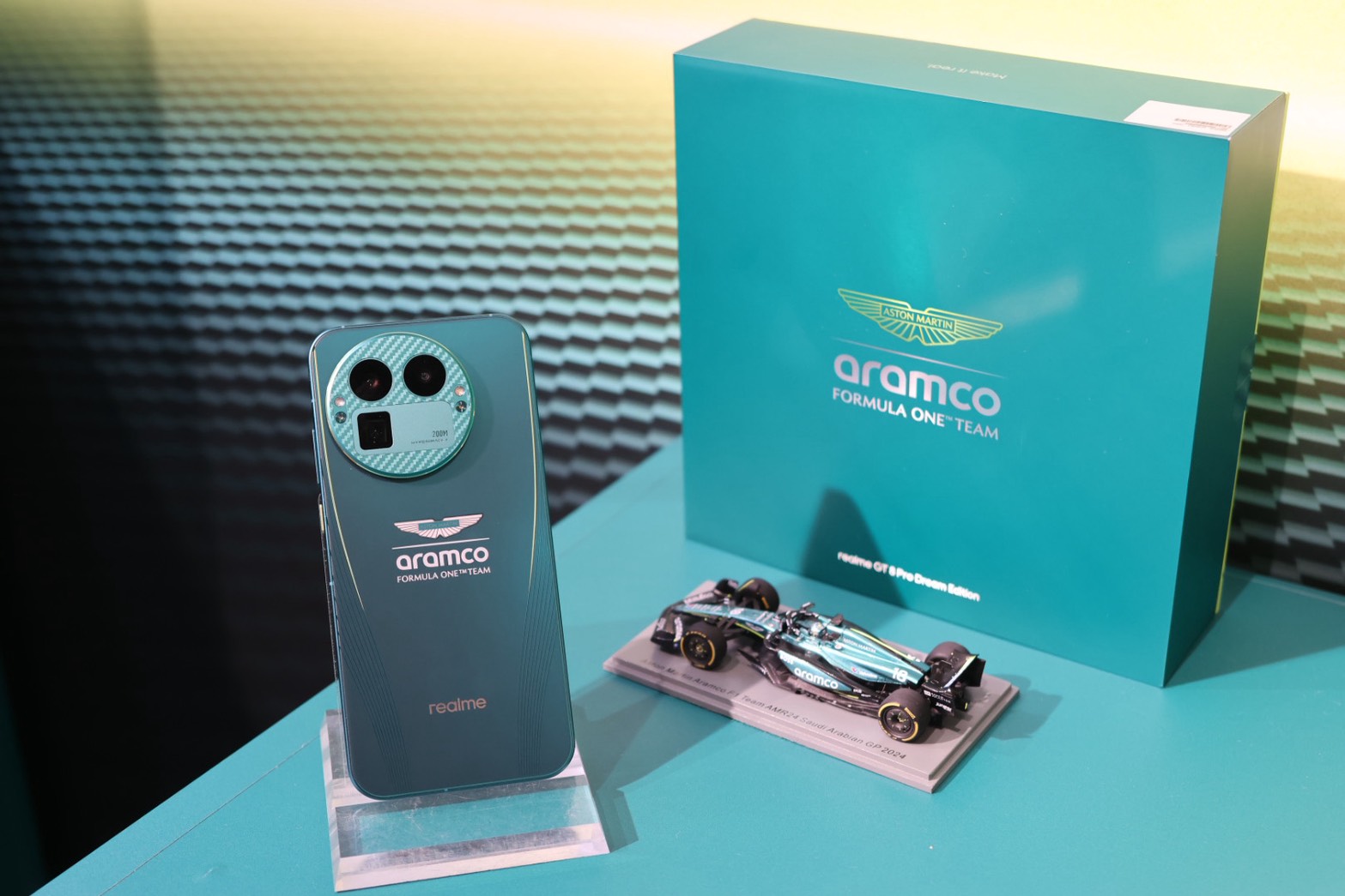 realme GT 8 Pro 正式發表：與 RICOH GR 合作街拍模式，內建 2 億畫素長焦鏡頭