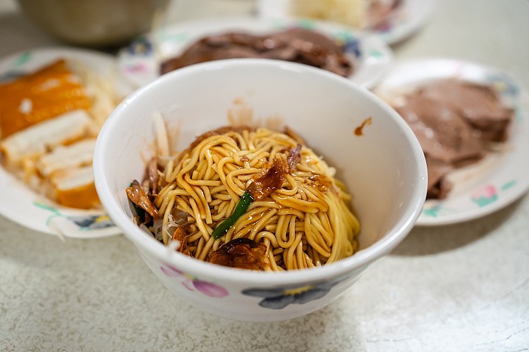 藏在蘆洲民權路巷弄間的「和尚洲切仔麵」，是那種讓人一吃就懂的老派日常。