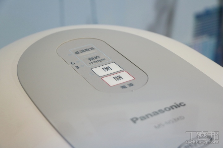 在操作方面，Panasonic 日製廚餘機基本上只要一鍵啟動，不需要設定一堆步驟，即使是家裡長輩也能輕鬆使用，而且這台也支援「預約定時」功能，例如可以預設它在半夜自己處理廚餘，等你睡醒廚餘就處理好了，加上它運轉聲音大概只有 42 分貝，跟平常講話差不多，不會轟隆轟隆地吵，很適合開放式廚房或有小孩、老人的家庭使用。