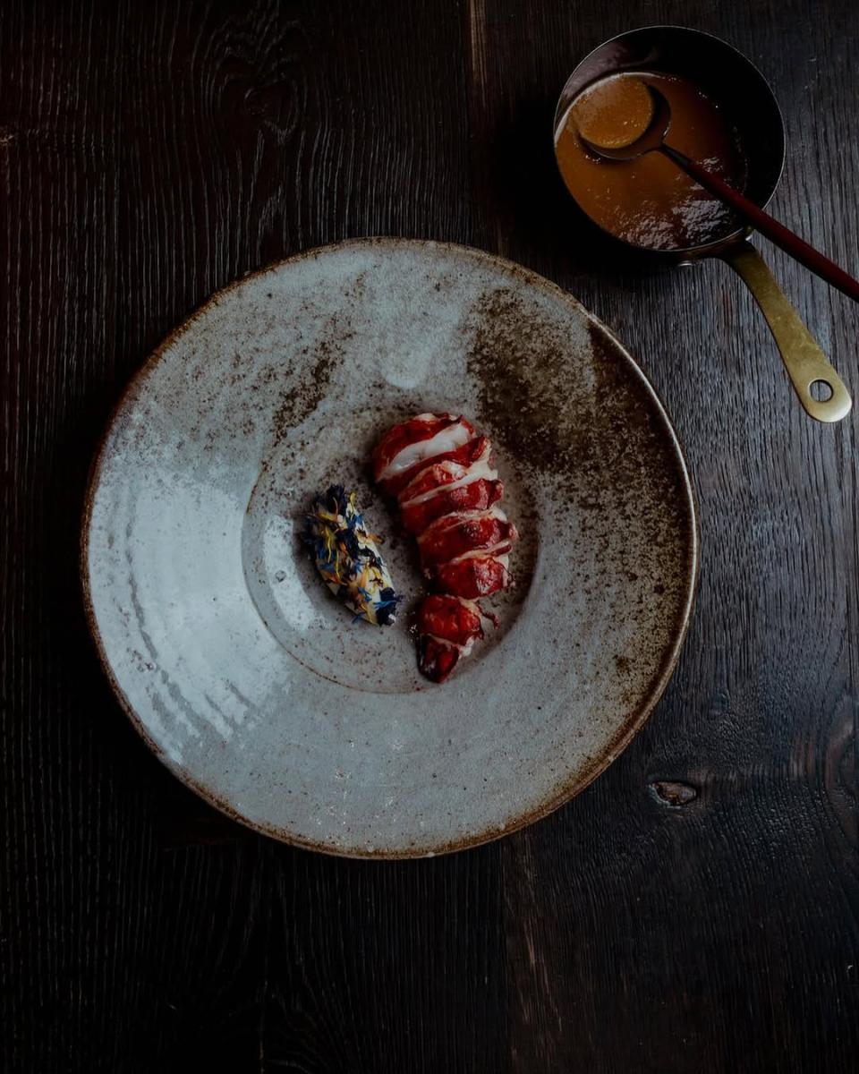 Under 的料理核心，同樣深深扎根於所處的自然環境。餐廳由米其林星級主廚 Nicolai Ellitsgaard 領軍，菜單完全圍繞「海洋」與挪威南部風土展開。料理大量使用當地漁獲、野生海藻、淡菜、海膽與沿岸罕見貝類，並巧妙結合森林香草與野味元素，呈現出層次分明卻不過度裝飾的北歐風味哲學。每一道菜看似簡潔，實則極度講究比例、溫度與口感轉換，讓食材本身成為主角。這裡的料理不僅震撼味蕾，也讓人「聽見」海洋的聲音，鹹、鮮、冷冽而純粹。