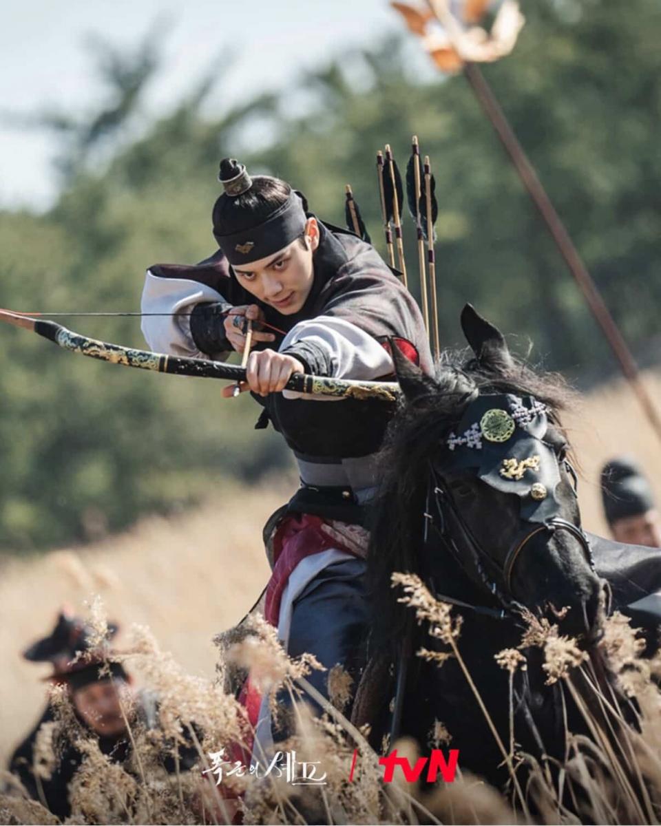 《暴君的廚師》由 2000 年出生的「小宋江」李彩玟主演演脾氣火爆、對食物要求苛刻的帝王李憲。