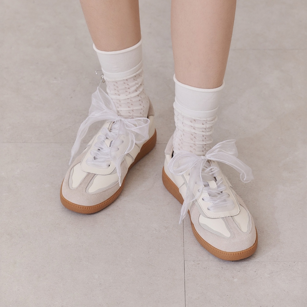 奶茶色鞋底白色德訓鞋穿搭推薦，腳部特寫展現簡約時尚細節