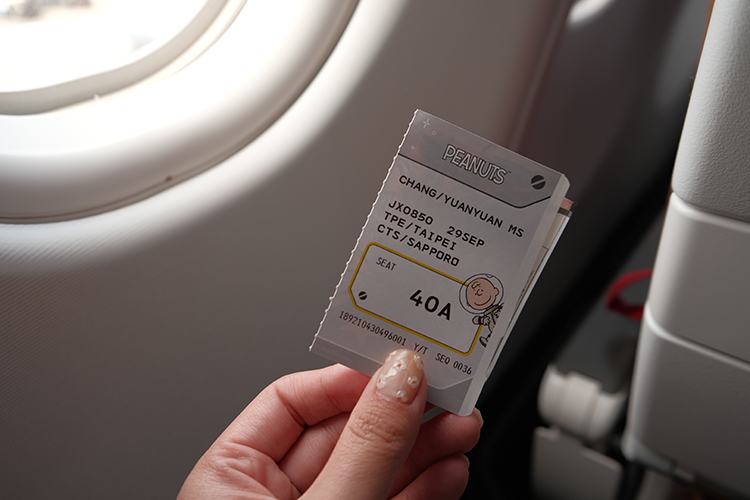 從拿到登機證開始，就已被滿滿的Snoopy給包圍，編輯提醒想拍得在登機前拍，有些地勤會在上飛機前把登機證收回，只會留下一小角。