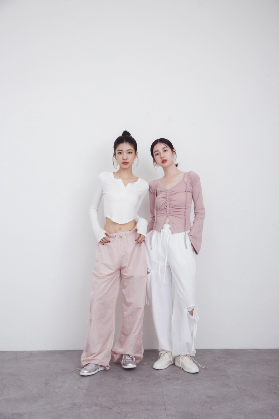 白色經典德訓鞋甜美穿搭推薦，粉色系套裝展現溫柔俏皮氛圍 輕運動時尚