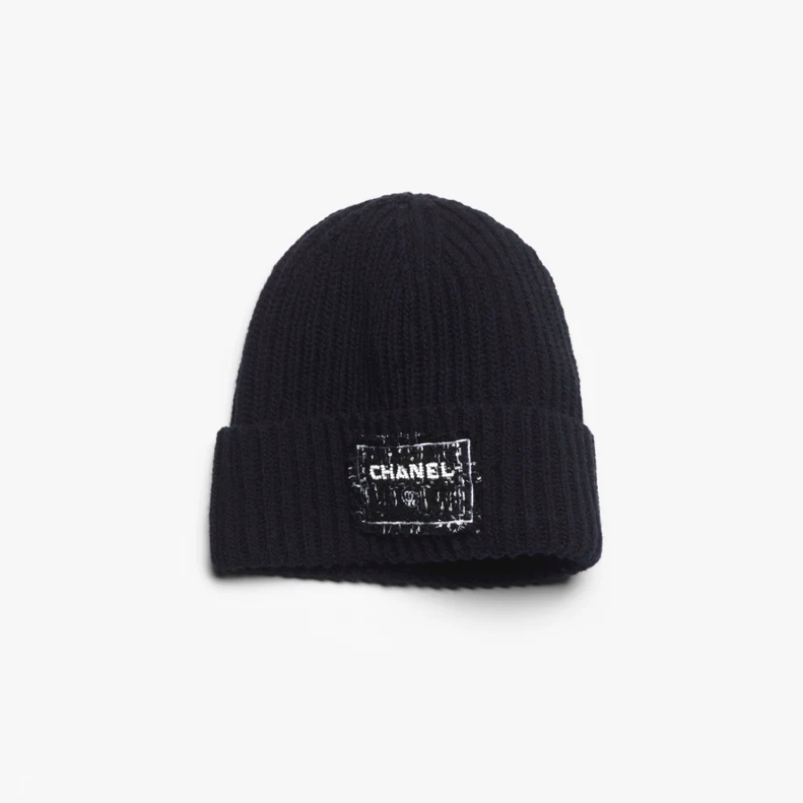 如果想找高允貞戲中類似款的話，這一頂深藍色的款式我們很推薦！在設計上與戲中相符，而布標 Logo 的點追則改以斜紋軟呢面料拼接，運用技巧性的設計，Chanel 將經典符碼呈現其中。