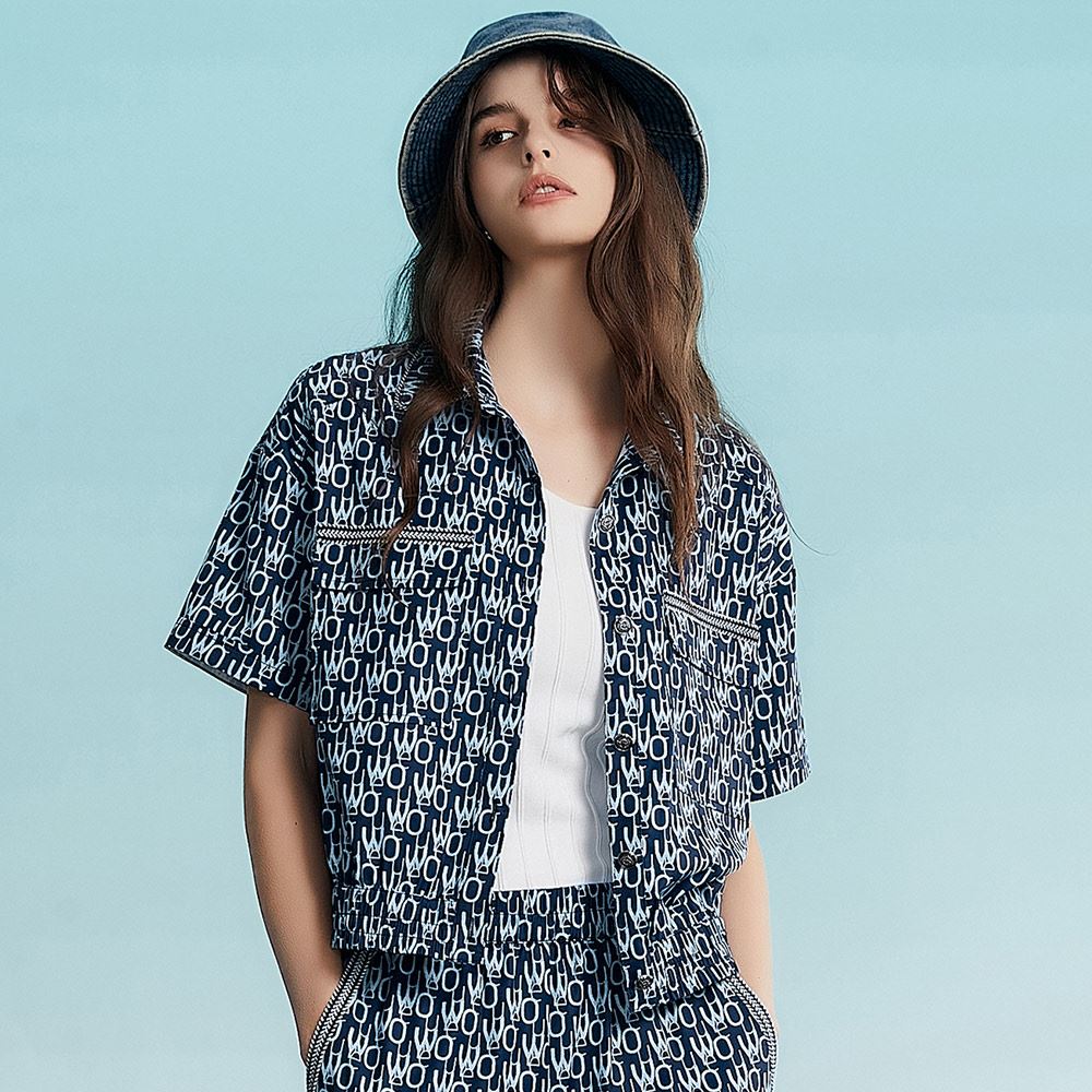 OUWEY歐薇 時髦運動風品牌印花短版排釦上衣(深藍色；S-L)3232161422