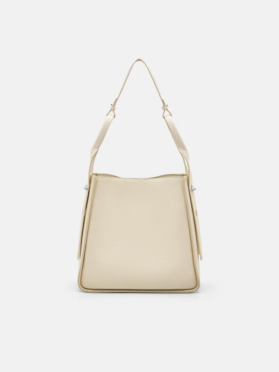 說到百搭的通勤包款，Pedro「Demi」水桶包絕對是首選之一。以小牛皮壓紋皮革打造，包身立挺卻不厚重，梯形輪廓、寬肩帶設計，視覺上顯得更俐落。