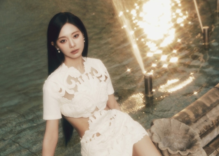 其中在隊內擔任領舞、副唱及忙內的台灣女孩周子瑜，因為清新、甜美的逆天外型加上 170 公分的完美比例而擄獲無數粉絲， 在 Instagram 坐擁超過 1300 萬粉絲，更先後在 2019 年 TC Candler 百大美女與 2023 年 KingChoice 票選奪冠。