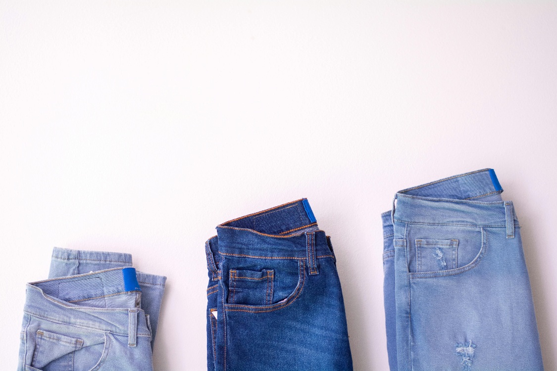 摺疊擺放好的牛仔褲