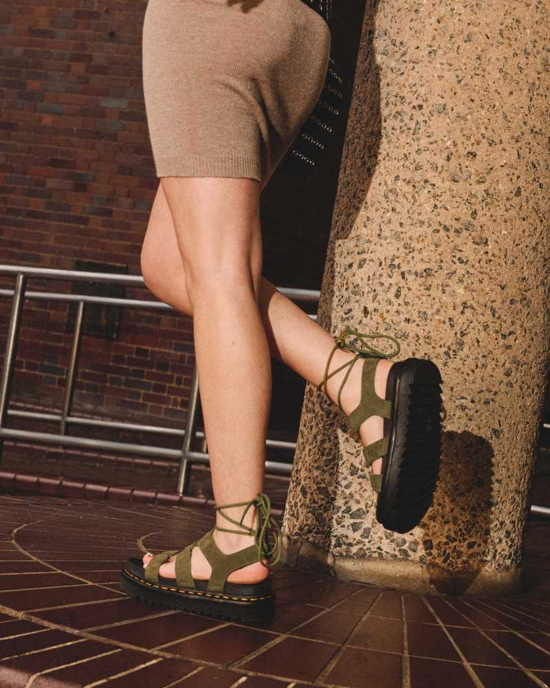 總是帶給潮人們諸多穿搭靈感的Dr. Martens，今年夏日將一改「Nartilla」羅馬涼鞋的經典黑色設計，注入沉穩卻不失清新的橄欖綠色！