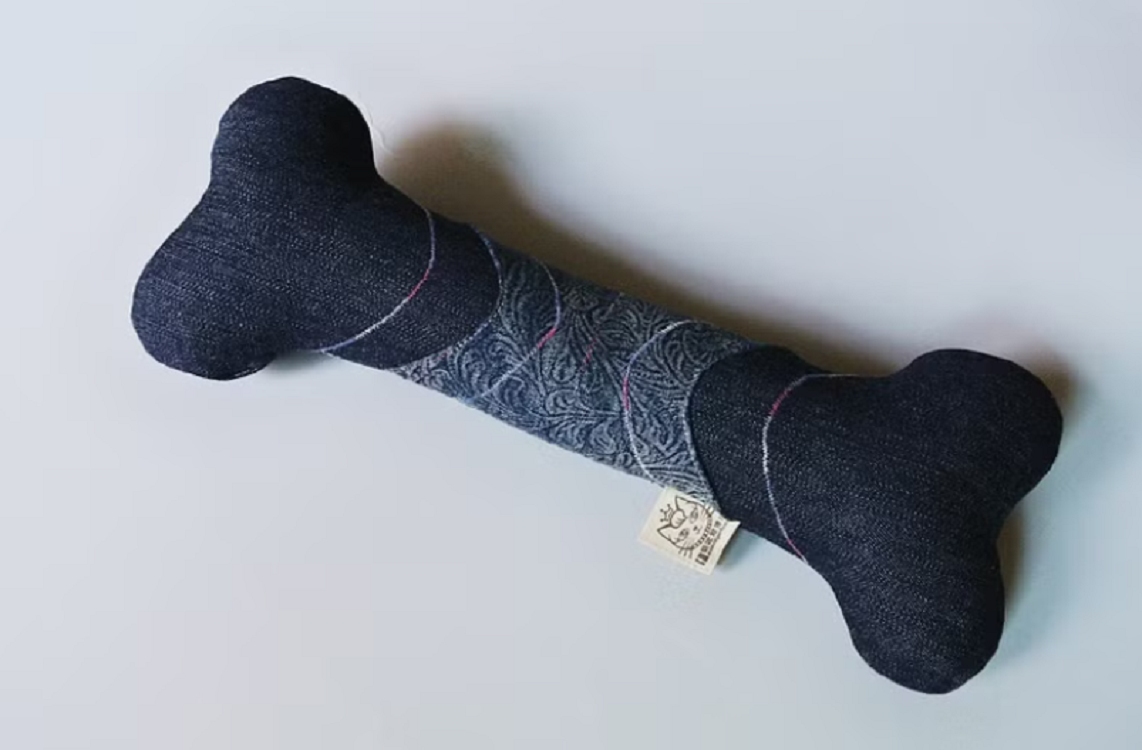 以牛仔布手作的編織骨頭玩具