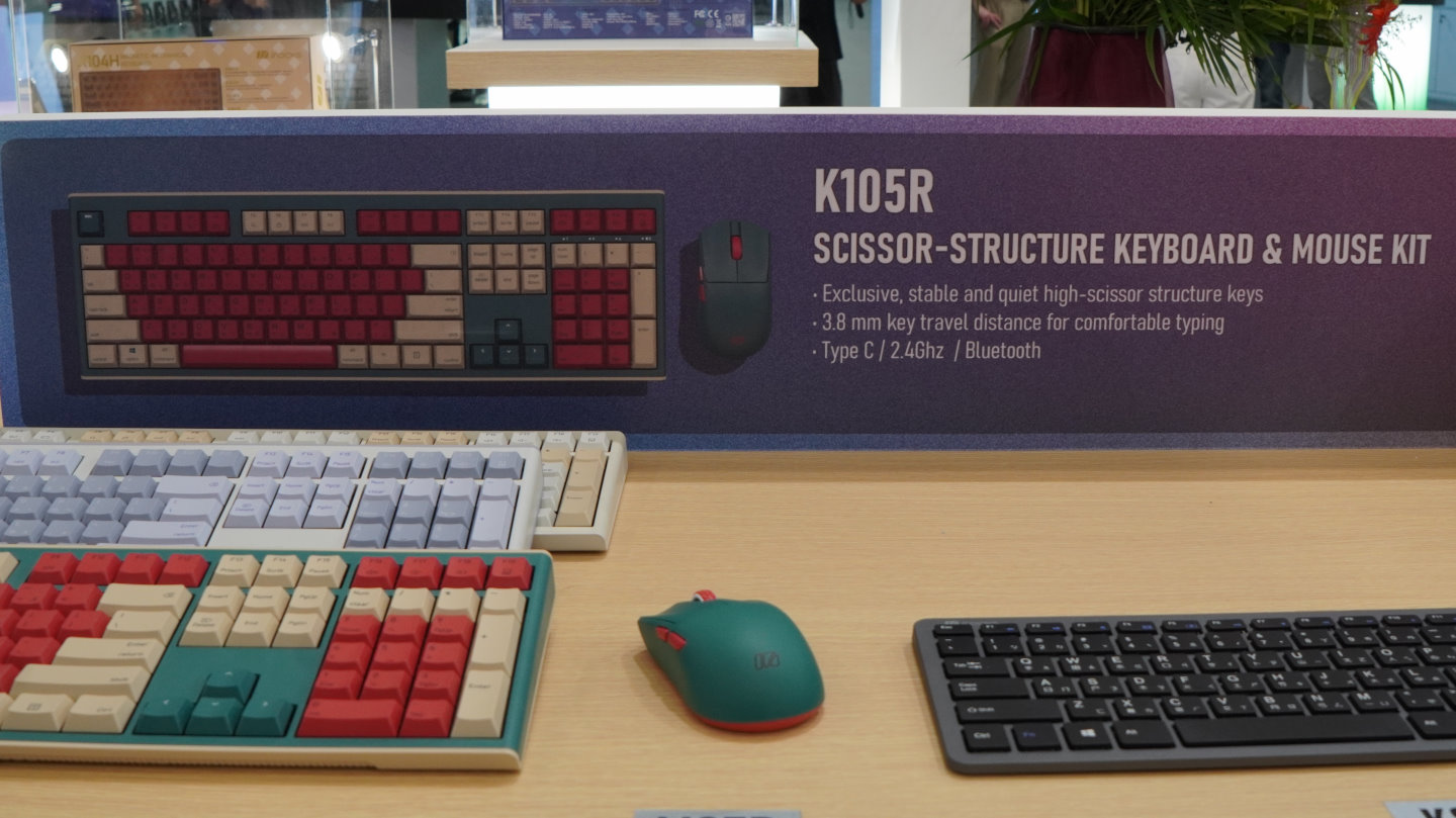 K105R鍵盤採用剪刀腳設計，但按鍵行程比較長，操作手感有點像是薄膜式與機械式的綜合體。