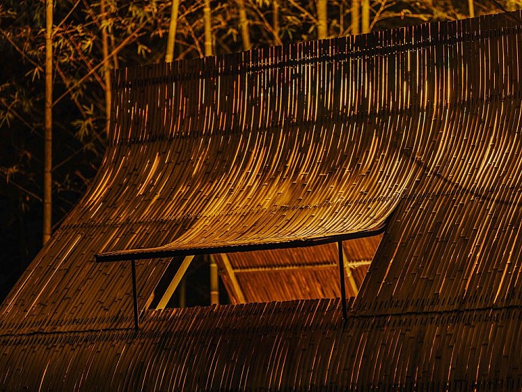 西班牙奢侈品牌 LOEWE 的店面設計，也找他參與合作設計，將台灣工藝「竹編魚筌」融入其中，深受國際品牌的認同。