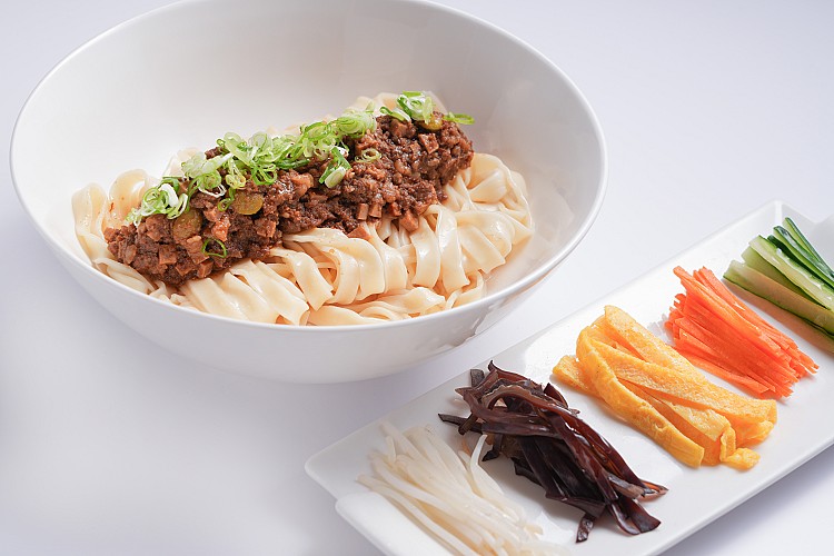 「炸醬麵」則展現截然不同的性格，肉醬濃郁卻不膩口，五種配料讓口感更有變化，醬香與麵體取得恰好的平衡，熟悉卻不老派。