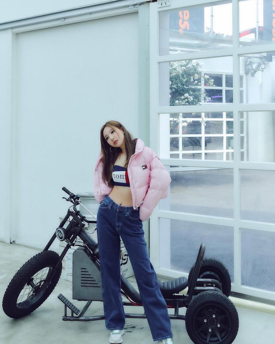 羽絨外套穿搭是許多人冬天苦惱的事，要怎麼穿才時髦，或許可以參考娜璉的搭配方式。