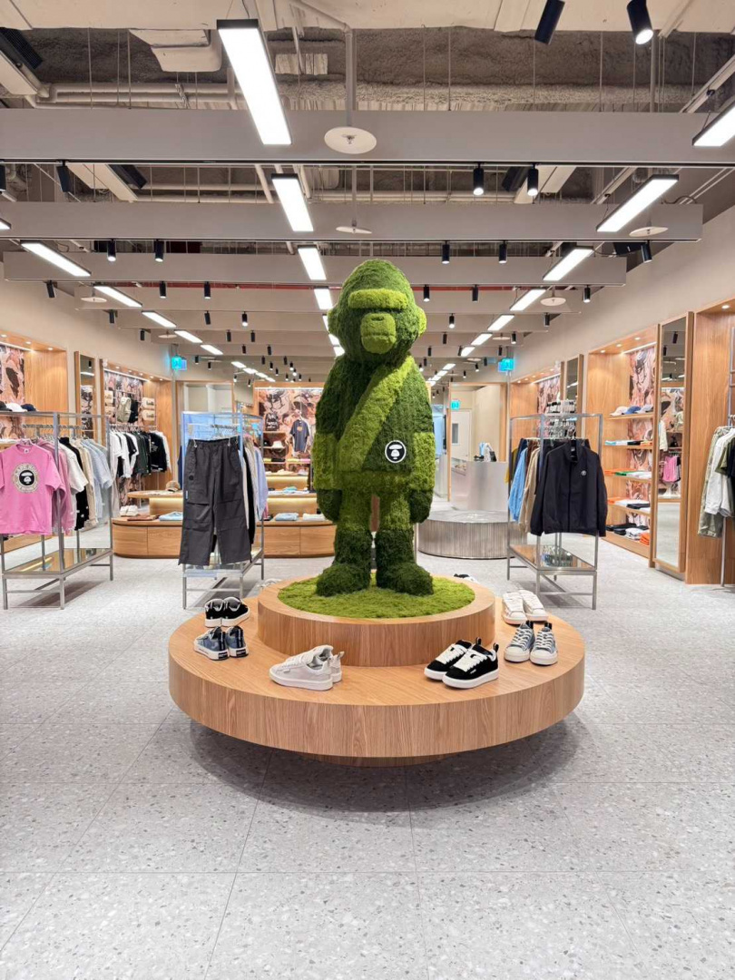 匠心訂製的草猿巨型公仔坐鎮（圖／顏一婕攝）