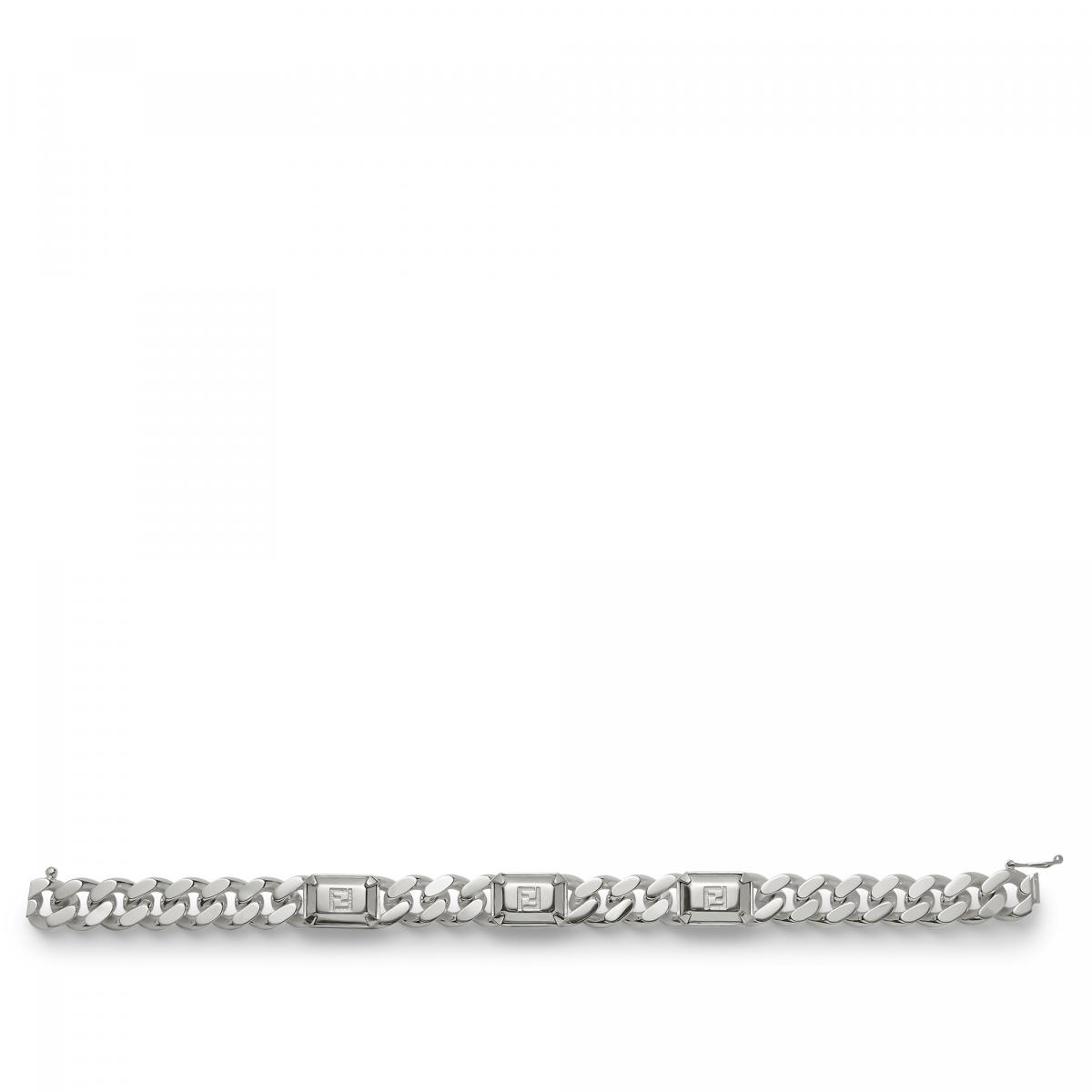 與一般銀飾不同，Fendi 925 系列結合時尚與功能性——防氧化處理讓飾品長時間保持光澤，而立體結構也能單件佩戴就成為造型焦點。戒指、手鍊、項鍊、耳環皆屬中性設計，不論搭配街頭造型或正式西裝，都能自然融入。對於想入門精品珠寶的年輕族群來說，這系列價格高貴不貴且兼具高質感，是展現品味的絕佳選擇。