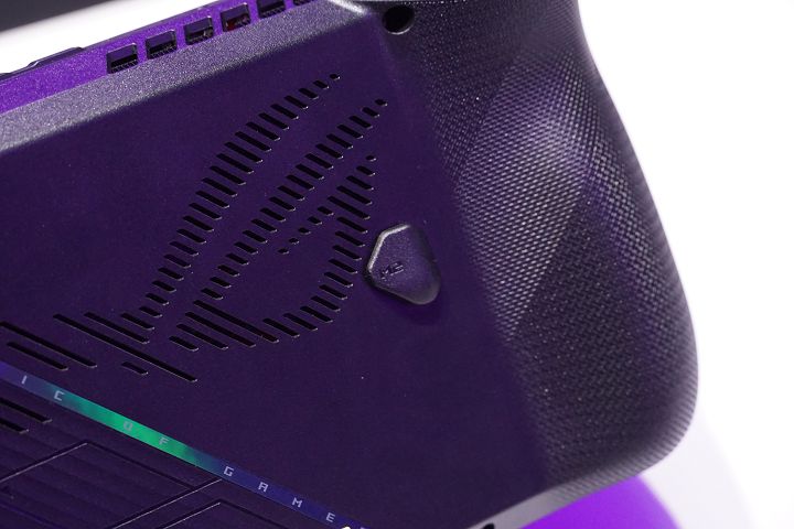 M1 及 M2 兩顆背鍵縮小，可避免誤觸。