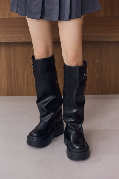 D+AF 暗黑硬派輕量厚底遮肉褲管長靴｜厚底增高設計結合輕量PU鞋底，雙釦環與拉鍊設計增添酷帥感，機能與造型兼具的暗黑時尚單品。